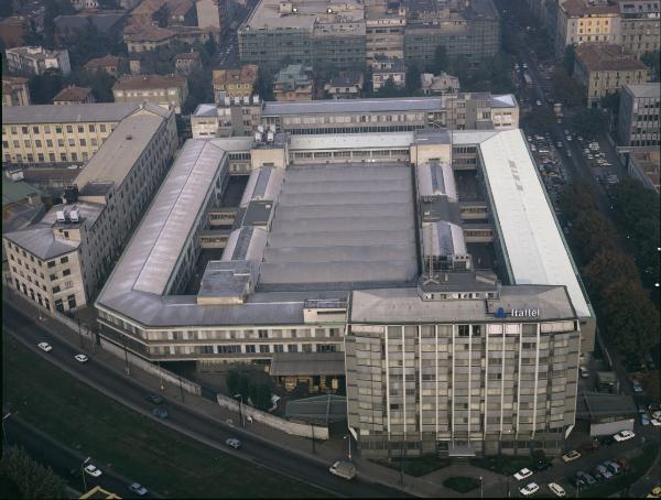 Milano. Stabilimento Italtel in via Monte Rosa. In primo piano, il palazzo degli uffici su piazza Zavattari. Veduta aerea.