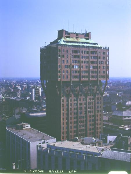 Milano. Piazza Velasca. Torre Velasca. Veduta.