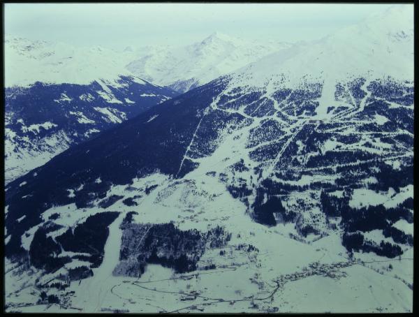 Bormio. Montagna. Neve. Comprensorio sciistico. Panorama. Veduta aerea.