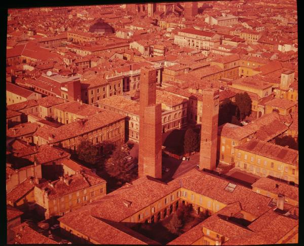 Pavia. Piazza Leonardo da Vinci. Torri medioevali. Veduta aerea.