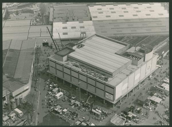 Milano. Fiera di Milano. Viale del Lavoro. Padiglione 15. Gru. Veduta aerea.