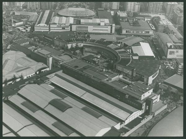 Milano. Fiera di Milano. Quartiere fieristico. Emicilclo. Retro del Palazzo delle Nazioni. Veduta aerea.