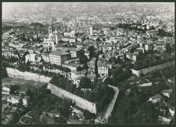 Bergamo. Città alta. Cittadella. Mura. Veduta aerea.