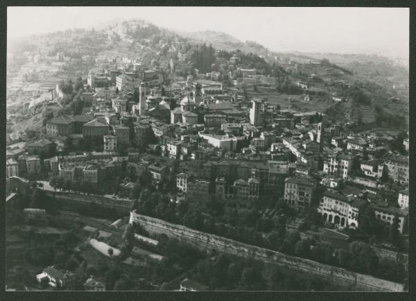 Bergamo. Città alta. Mura. Veduta panoramica. Veduta aerea.