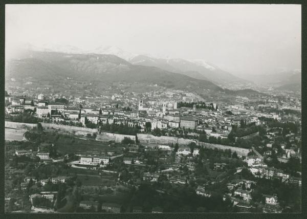 Bergamo. Città alta. Mura. Veduta panoramica. Veduta aerea.