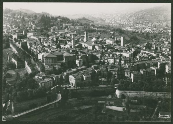 Bergamo. Città alta. Mura. Veduta panoramica. Veduta aerea.