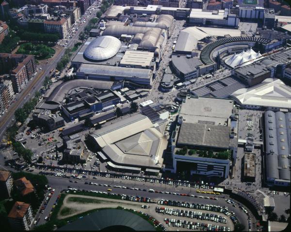 Milano. Fiera di Milano. Porta Carlo Magno. Padiglione 7 della Meccanica. Lato. Veduta aerea.