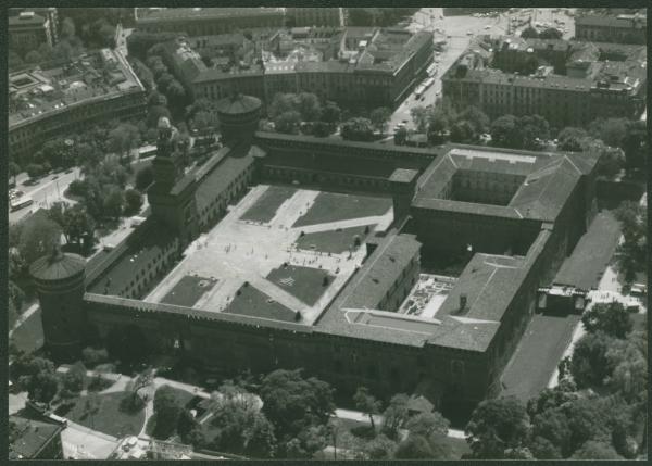 Milano. Castello Sforzesco. Veduta aerea.