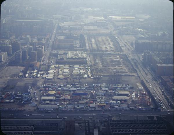 Milano. Zona Fiera. Area Portello. Giostre. Tensostrutture. Veduta aerea.