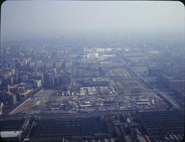 Milano. Zona Fiera. Area Portello. Giostre. Tensostrutture. Veduta aerea.