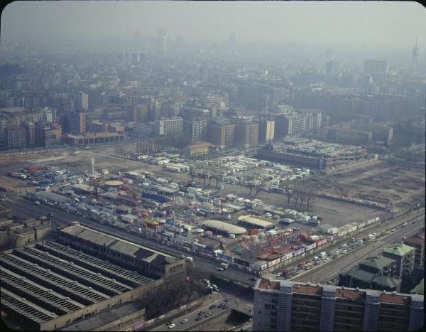 Milano. Zona Fiera. Area Portello. Giostre. Tensostrutture. Veduta aerea.