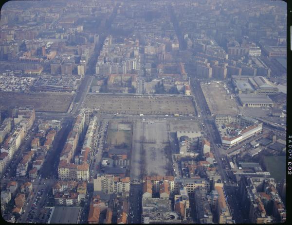 Milano. Zona Fiera. Via Scarampo. Fondamenta per costruzione nuovi padiglioni fieristici. Veduta aerea.