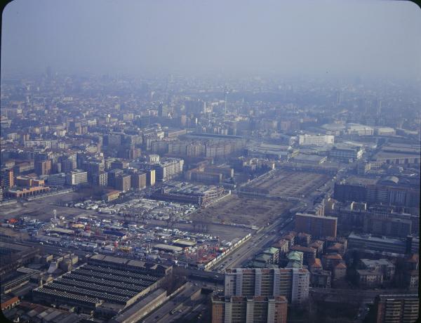 Milano. Zona Fiera. Area Portello. Giostre. Tensostrutture. Veduta aerea.