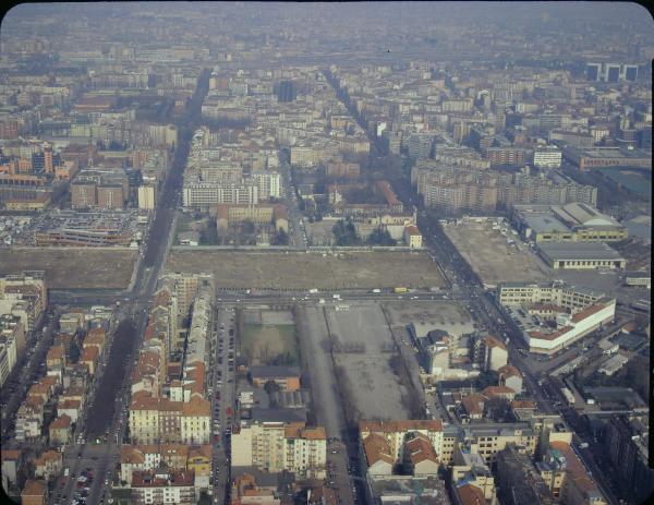 Milano. Zona Fiera. Viale Teodorico. Fondamenta per costruzione nuovi padiglioni fieristici. Veduta aerea.