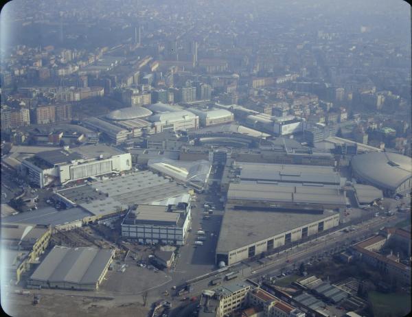 Milano. Fiera di Milano. Viale del Lavoro. Sullo sfondo l'Emiciclo. Veduta aerea.