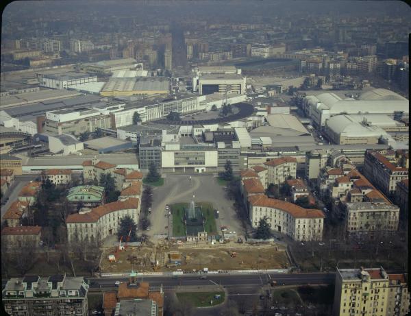 Milano. Fiera di Milano. Piazzale Giulio Cesare. Porta Giulio Cesare. Fontana delle Quattro Stagioni. Emiciclo. Palazzo delle Nazioni. Veduta aerea.