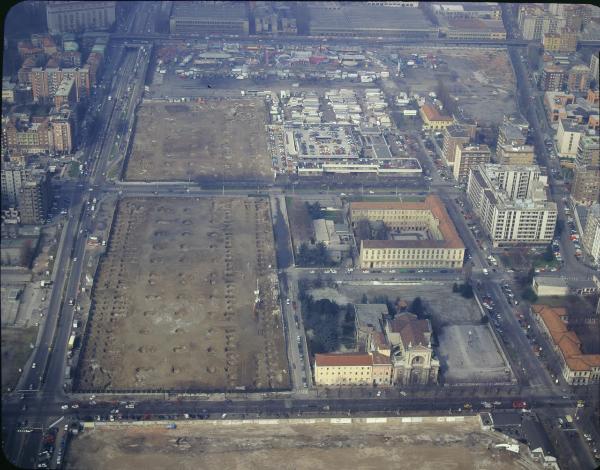 Milano. Zona Fiera. Via Scarampo. Fondamenta per costruzione nuovi padiglioni fieristici. Veduta aerea.