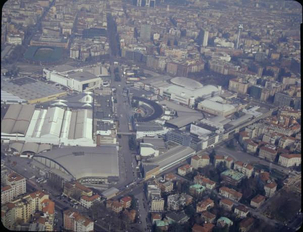 Milano. Fiera di Milano. Quartiere fieristico attorno al Viale dell'Industria. Emiciclo. Palazzo delle Nazioni. Veduta aerea.