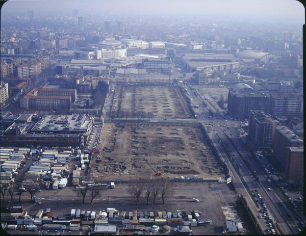 Milano. Zona Fiera. Via Scarampo. Fondamenta per costruzione nuovi padiglioni fieristici. Veduta aerea.