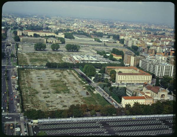 Milano. Via Gattamelata angolo via Colleoni. Fondamenta per costruzione nuovi padiglioni fieristici. Veduta aerea.