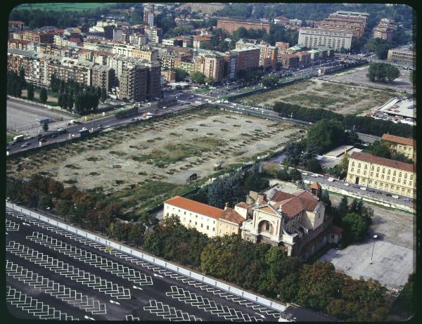 Milano. Via Bartolomeo Colleoni. Chiesa del Cristo Re. Veduta aerea.