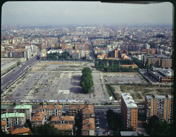 Milano. Zona Fiera. Via Scarampo angolo via Colleoni. Fondamenta per costruzione nuovi padiglioni fieristici. Veduta aerea.