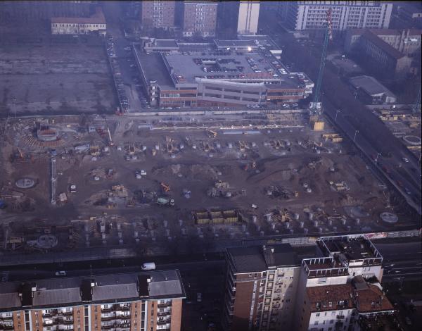 Milano. Zona Fiera. Via Scarampo. Fondamenta per costruzione nuovi padiglioni fieristici. Veduta aerea.