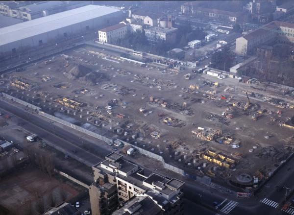 Milano. Zona Fiera. Via Scarampo. Fondamenta per costruzione nuovi padiglioni fieristici. Veduta aerea.