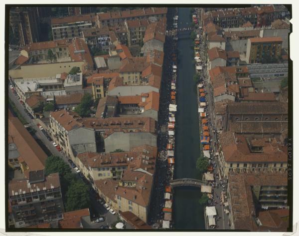 Milano. Naviglio Grande. Bancarelle. Veduta aerea.