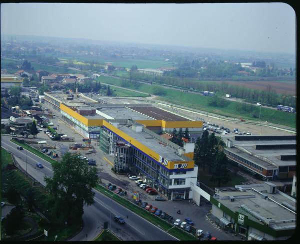 Gerenzano. Centro Commerciale. Grandi Magazzini Bossi S.p.A. Veduta aerea.