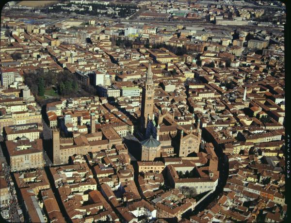 Cremona. Centro storico. Duomo. Battistero. Palazzo del Comune. Veduta aerea.