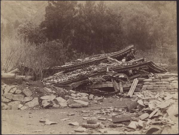 Giappone - Neodani Kinbara - Tempio Enshoji - Macerie dopo il terremoto -