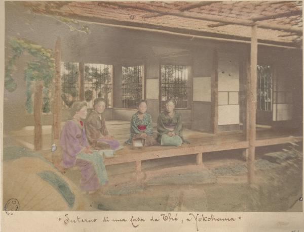 Giappone - Yokohama - Casa da té - Esterno - Quattro donne sedute sul patio