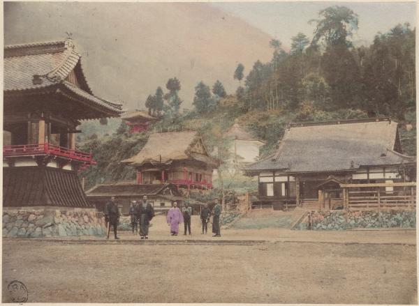 Giappone - Santuario - Esterno - Cortile - Un gruppo di sette persone sosta nell'area del santuario