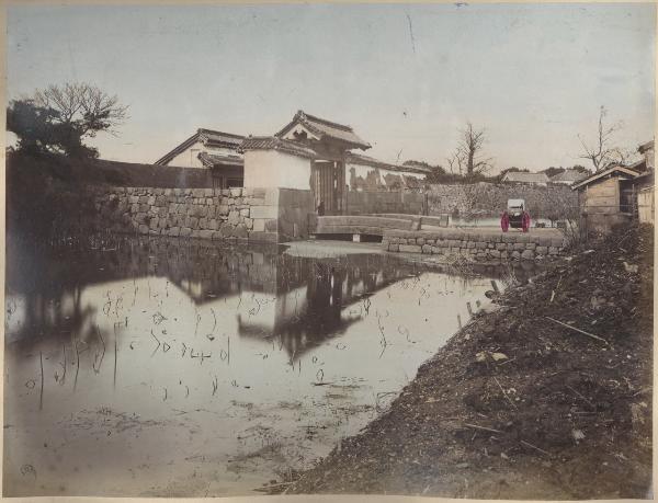 Giappone - Stagno - Ingresso di un edificio - Ponticello - Jinrikisha parcheggiato