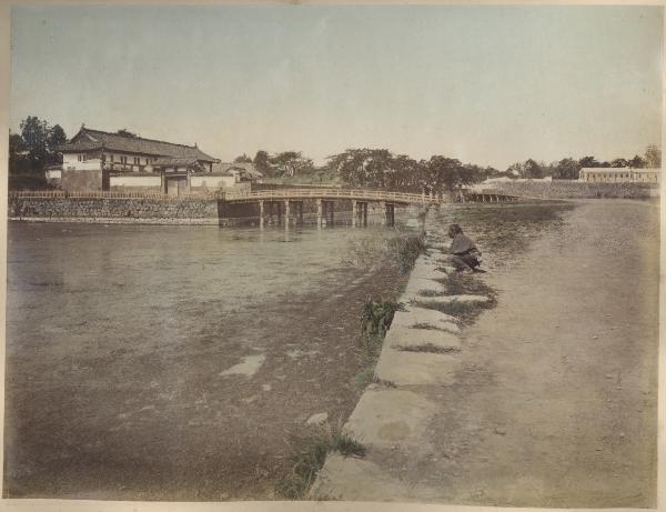 Giappone - Fiume in secca - Ponte - Palazzo - Uomo accucciato sulla riva