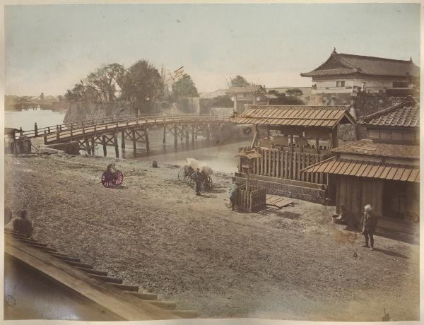 Giappone - Fiume - Ponte - Edifici - Dei risciò (jinrikisha) parcheggiati a fianco del ponte