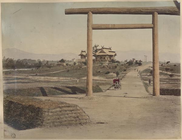 Giappone - Campagna - Torii - Jinrikisha - Sullo sfondo edificio in stile eclettico