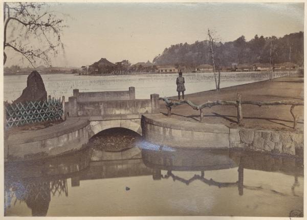 Giappone - Lago - Passeggiata - Ponticello - Uomo guarda verso l'acqua