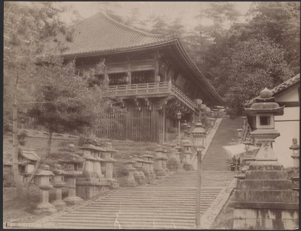 Giappone - Nara - Tempio Todaiji - Edificio chiamato Nigatsu-do - Esterno - Scalinata - Lanterna in pietra