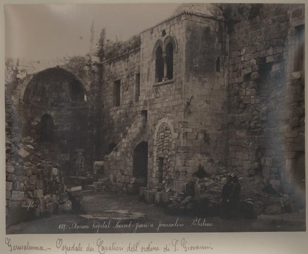 Palestina/Israele - Gerusalemme - Edificio dell'ospedale dell'ordine dei Cavalieri di S. Giovanni - Esterno - Rovine di un'abside