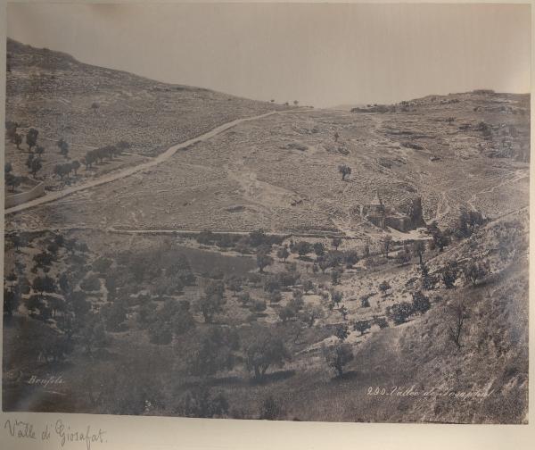 Palestina/Israele - Valle di Giosafat - Rovine di edifici sacri - Strada sulla collina