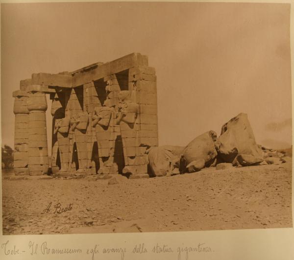 Egitto - Luxor - Necropoli di Tebe - Tempio funerario del faraone Ramses II - Ramesseum - Esterno - Primo cortile - Resti della statua colossale di Rames II - Colonnato del secondo cortile