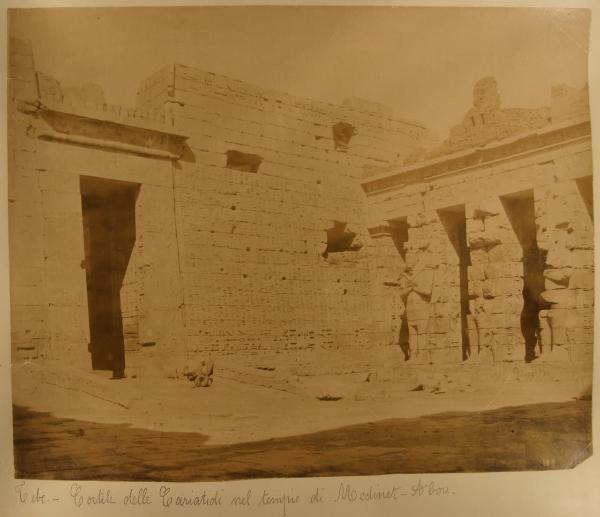 Egitto - Luxor - Medinet Habu - Complesso di Ramses III - Secondo cortile - Ingresso e piloni con resti di cariatidi