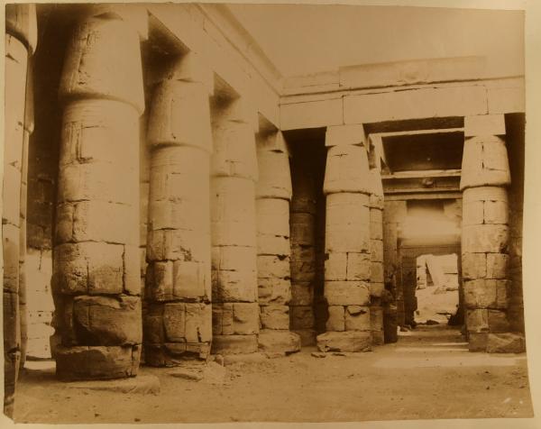 Egitto - Luxor dintorni - El-Karnak - Tempio di Karnak - Tempio di Khonsu - Corte - Colonne