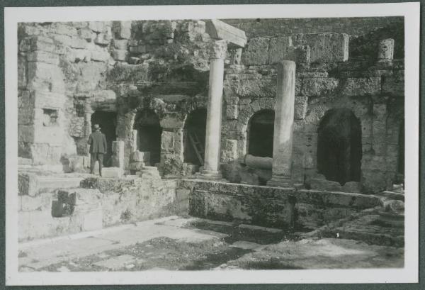 Sito Archeologico - Corinto - Fontana di Pirene (Fontana inferiore di Pirene) - Antico muro e colonne