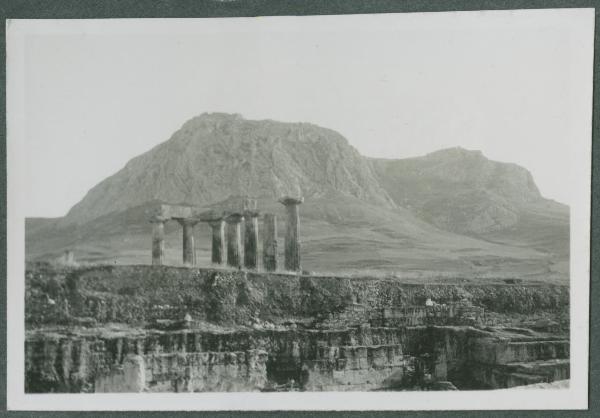 Sito Archeologico - Corinto - Tempio di Apollo - Colonne - Montagna