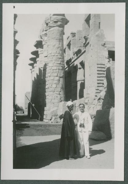 Ritratto maschile - Antonio Boschi con uomo, egiziano in abito tradizionale - Egitto - Luxor (Tebe) - El-Karnak -Tempio di Karnark - Grande sala ipostila