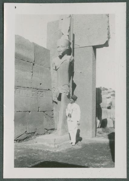 Ritratto maschile - Antonio Boschi vicino a una statua - Egitto - Luxor (Tebe) - El-Karnak - Complesso di templi