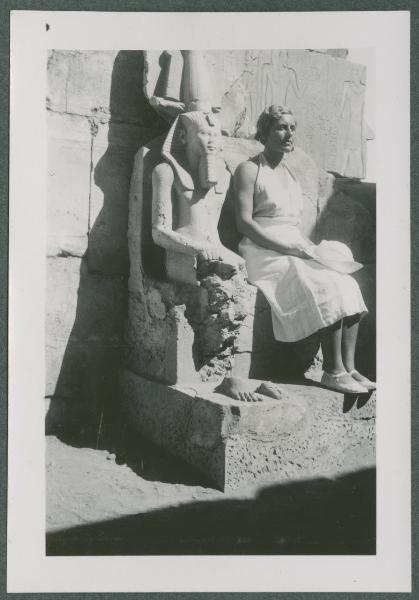 Ritratto femminile - Marieda Di Stefano seduta accanto a una statua - Egitto - Luxor (Tebe) - El-Karnak - Complesso di templi